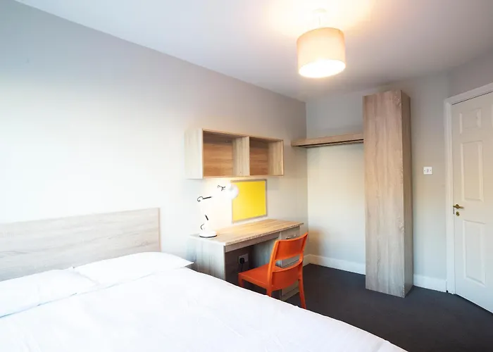 Three Bedroom - Edward Square Daire *